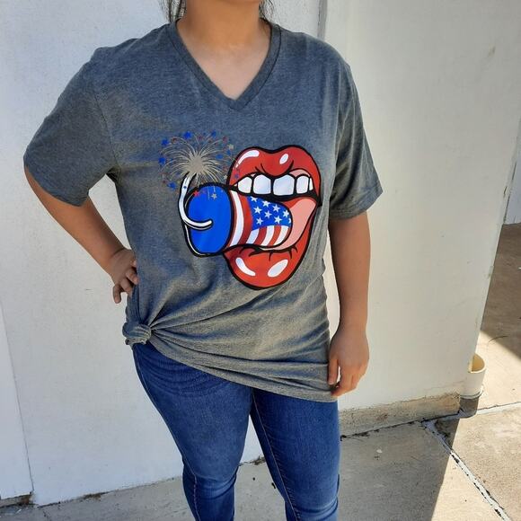 Spirit with Style t-shirt, lips with fireworks - Picture 1 of 10
